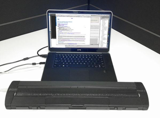 Braillský řádek připojený k notebooku