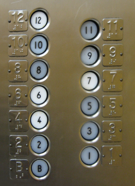 Tlačítka ve výtahu označená popisy v Braillově písmu 