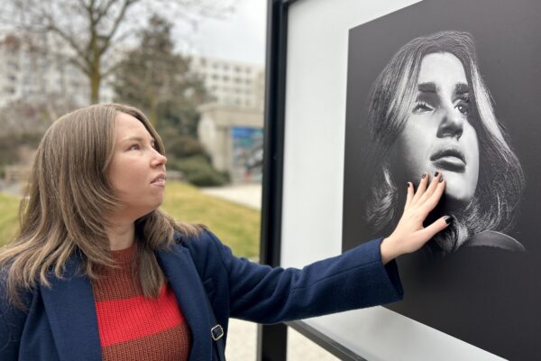 Ksenie si prohlíží hmatem jednu z fotografií.